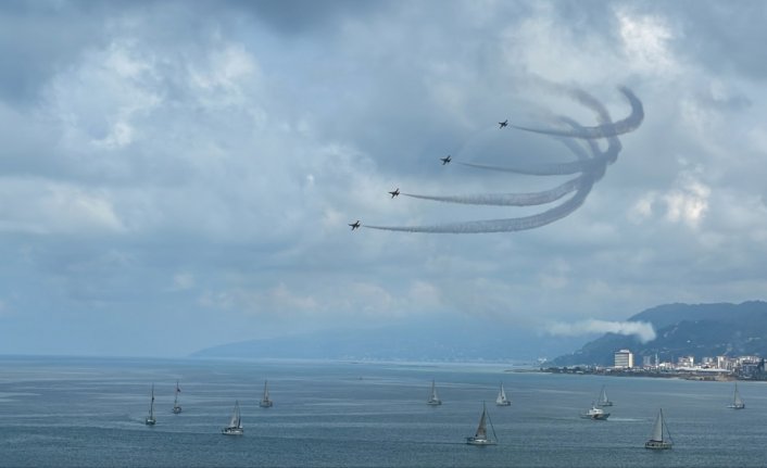 Türk Yıldızları Rize'de gösteri uçuşu yaptı