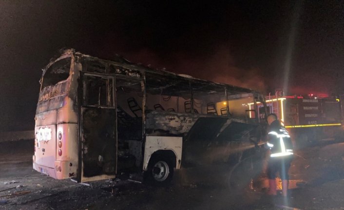 Zonguldak'ta işçi servisi yangında kullanılamaz hale geldi