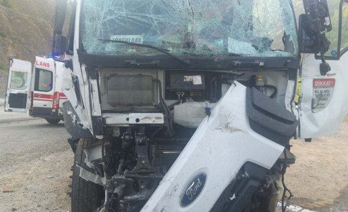 Zonguldak'ta kargo aracının park halindeki araçlara çarptığı kazada 3 kişi yaralandı