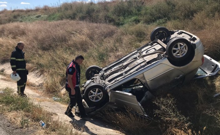 Amasya’da devrilen otomobilin sürücüsü yaralandı