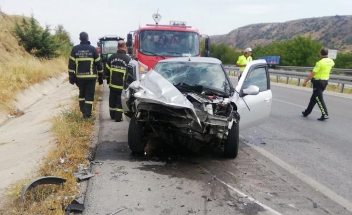 Amasya'da traktör ile otomobilin çarpıştığı kazada 3 kişi yaralandı