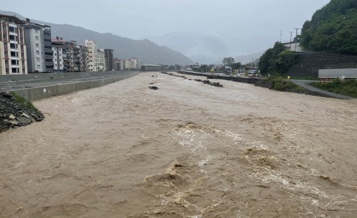 Artvin'de sağanak su baskınlarına neden oldu