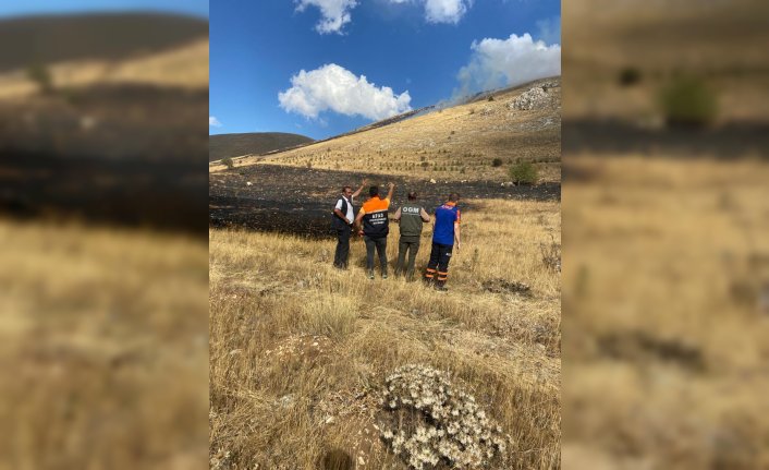 Bayburt'ta çıkan örtü yangını söndürüldü