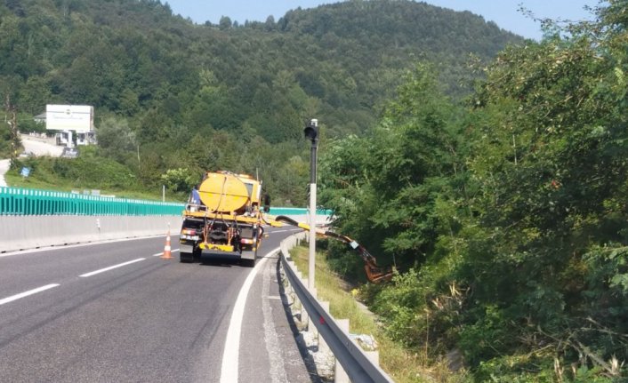 Bolu Dağı'nda sürücülerin görüş açısını engelleyen çalılar temizleniyor