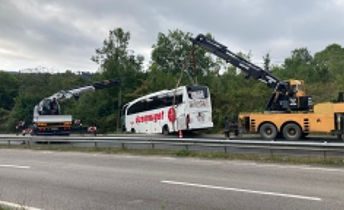 Çaycuma'da şarampole devrilen yolcu otobüsündeki 4 kişi yaralandı