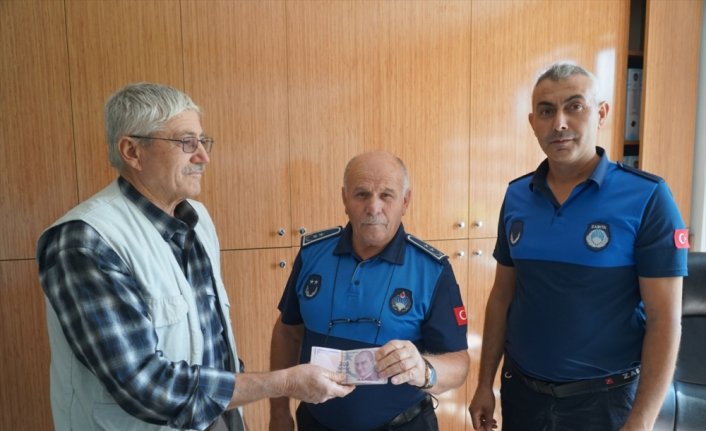 Çorum'da bir kişi hayvan pazarında bulduğu 20 bin lirayı sahibine ulaştırdı