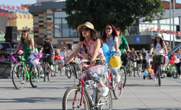 Çorum'da Süslü Kadınlar Bisiklet Turu düzenlendi