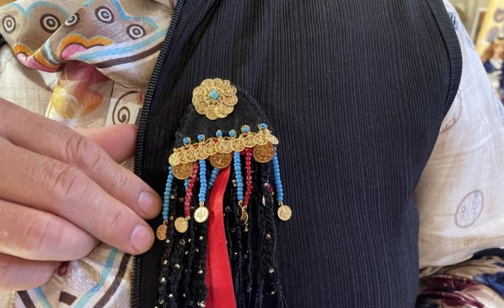 Geleneksel Tosya fesini minyatür hale getirip broş yaptı