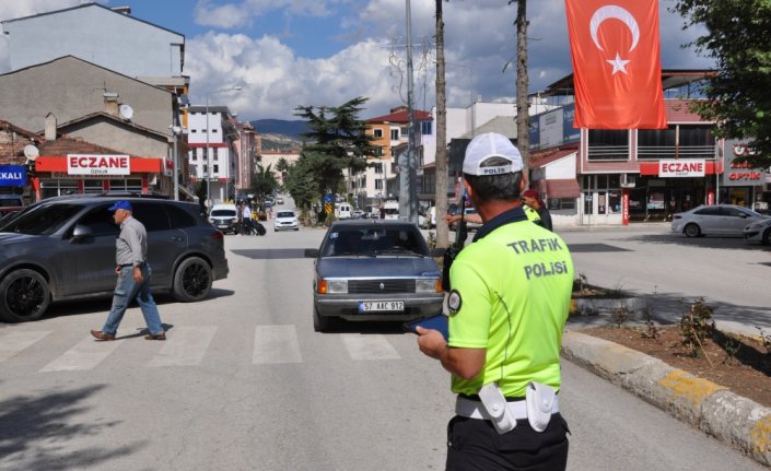 Gümüşhacıköy'de trafik ekipleri yaya geçitlerinde uygulama yaptı