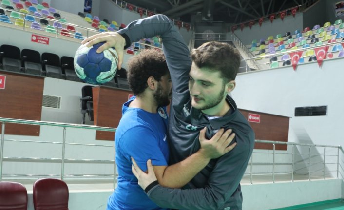 Hentbol aşkı için günlük 100 kilometre yol katediyor