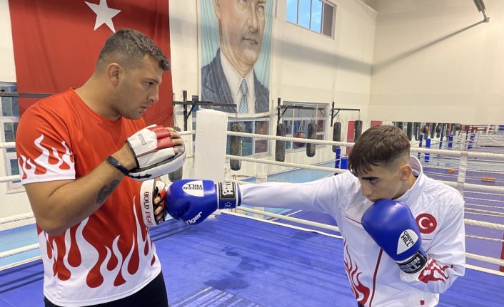 Kaçan topun peşinde başlayan boks hikayesini altın madalyayla taçlandırmak istiyor