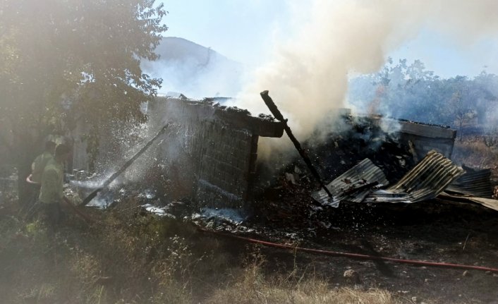 Karabük'te çıkan yangında samanlık hasar gördü