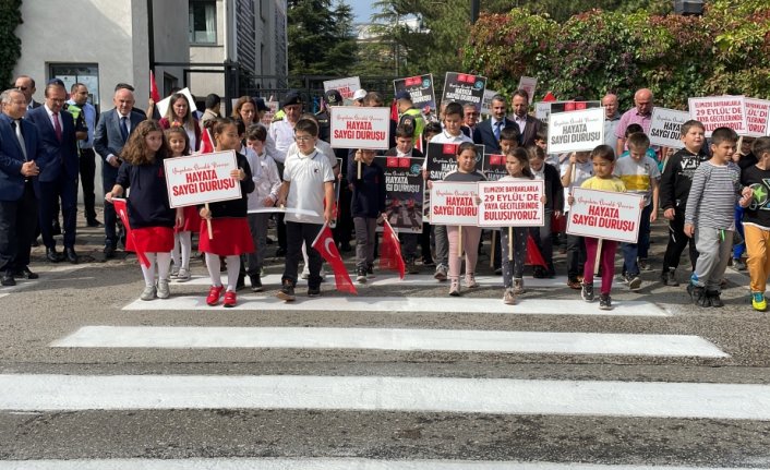 Karabük'te öğrenciler yaya geçitlerini 