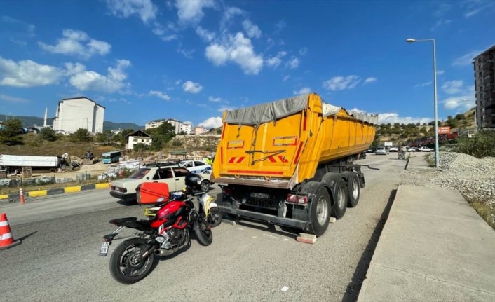 Karabük'te park halindeki dorseye çarpan motosikletli kurye yaralandı