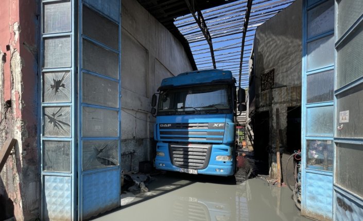 Kaynak yapıldığı sırada tırın yakıt deposunun patlaması sonucu 3 kişi yaralandı