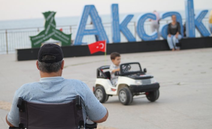 Kiraladığı akülü arabalarla hem çocukları eğlendiriyor hem de geçimini sağlıyor