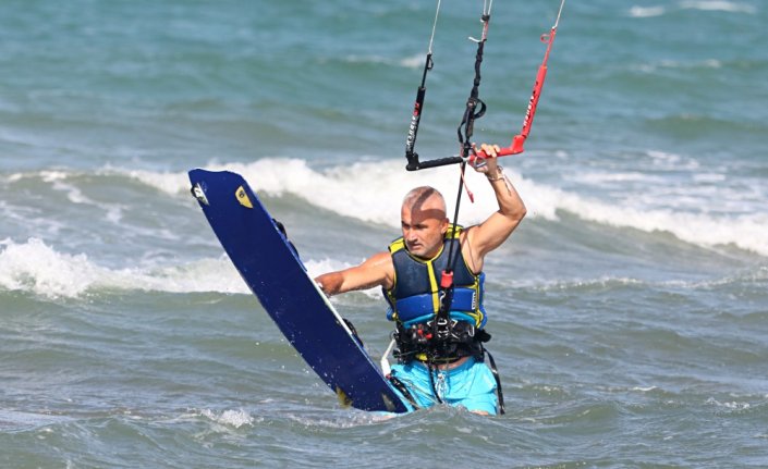 Kitesurf tutkunları Samsun'da bir araya geldi