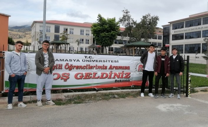Merzifon’a gelen üniversite öğrencileri görevlilerce karşılanıyor