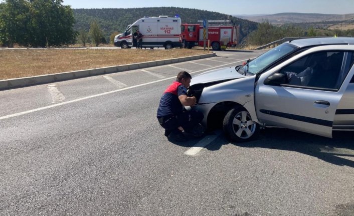 Merzifon'da bariyere çarpan otomobilin sürücüsü yaralandı