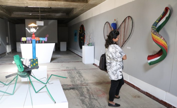 Öğrenciler nehir kenarından topladıkları atıklardan hazırladıkları çalışmaları sergiledi