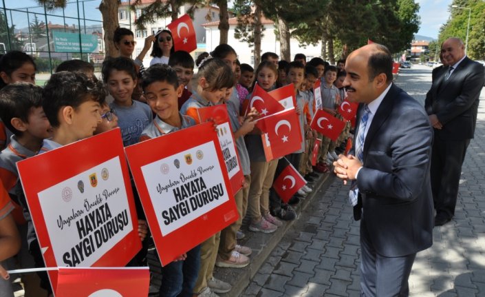 Öğrenciler yaya geçitlerini 