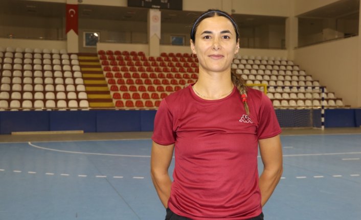 Perihan öğretmen, hokeyde ay-yıldızlı formayı tutkuyla giyiyor: