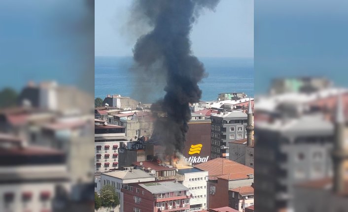 Rize'de bir binanın çatı katında çıkan yangın söndürüldü