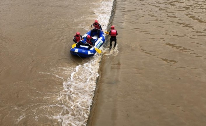Rize'de derede mahsur kalan köpeği AKUT kurtardı