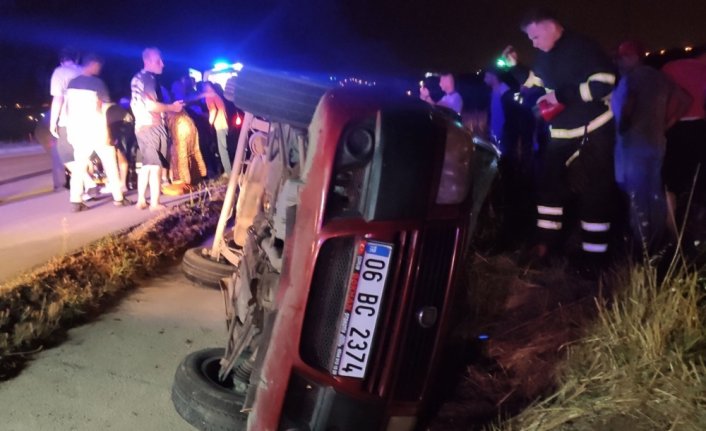 Samsun'da hafif ticari aracın şarampole devrildiği kazada 7 kişi yaralandı