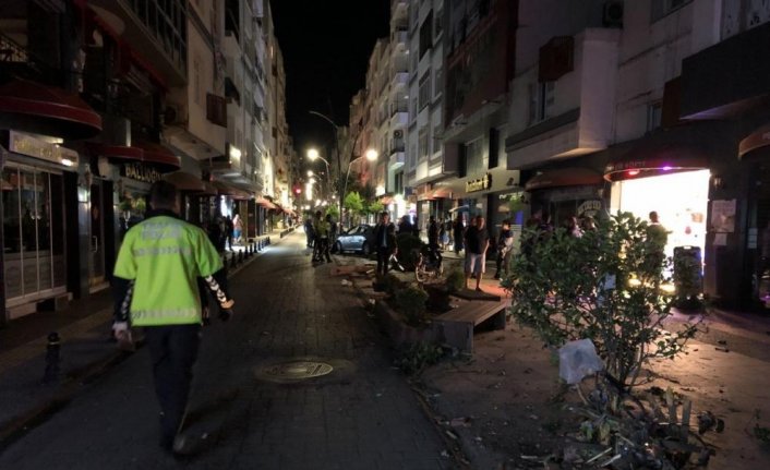 Sinop’ta otomobilin kaldırıma devrildiği kazada 2 kişi yaralandı