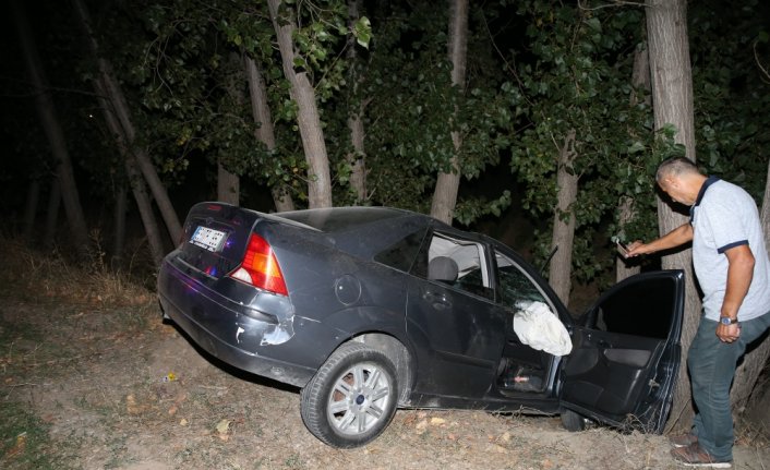 Tokat'ta ağaçlara çarpan otomobilin sürücüsü yaralandı