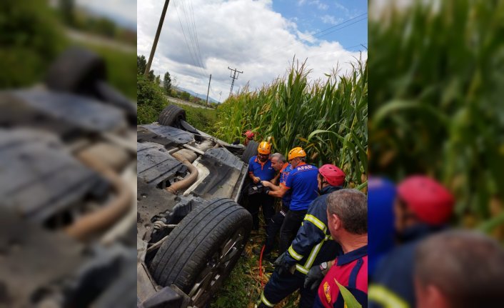 Tokat'ta devrilen otomobilde sıkışan sürücü yaralandı