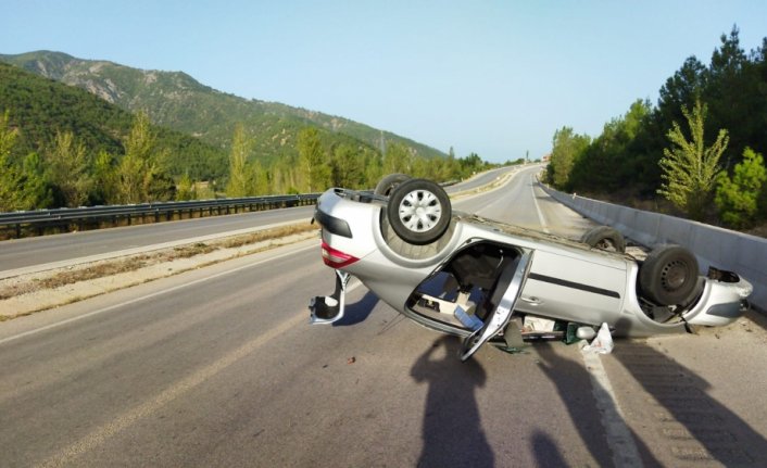 Tokat'ta devrilen otomobildeki 4 kişi yaralandı