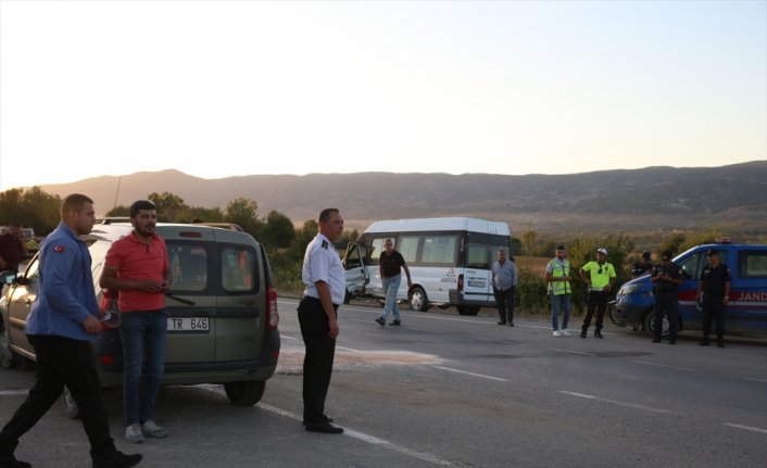 Tokat'ta servis minibüsüyle kamyonet çarpıştı, 11'i öğrenci 14 kişi yaralandı