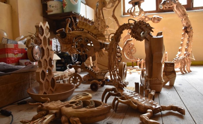 Trabzonlu elektrik ustası ağaç parçalarını adeta sanat eserine dönüştürüyor