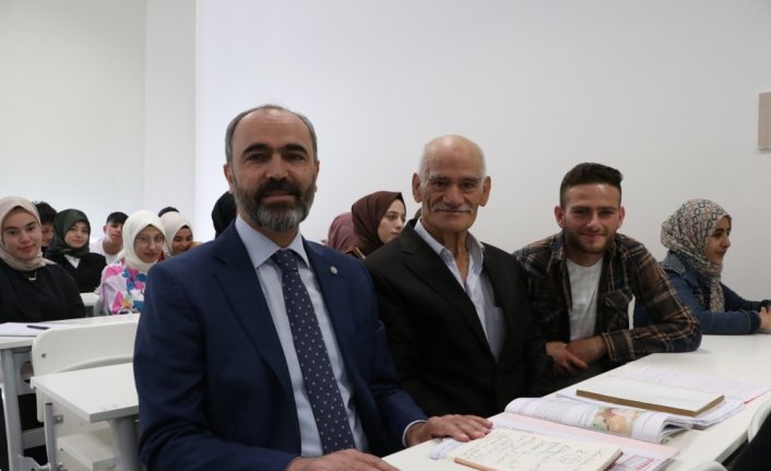 Üniversite hayalini 70'inden sonra gerçekleştirdi