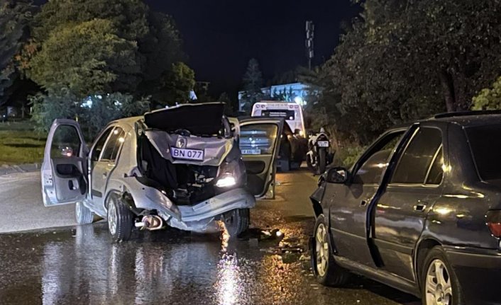 Uygulamadan kaçmaya çalışan sürücünün neden olduğu kazada 4 kişi yaralandı