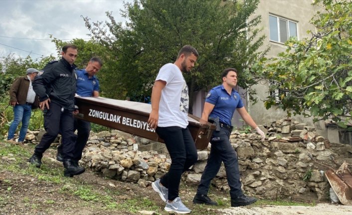 Zonguldak'ta evinde çıkan yangında dumandan etkilenen yaşlı kadın öldü