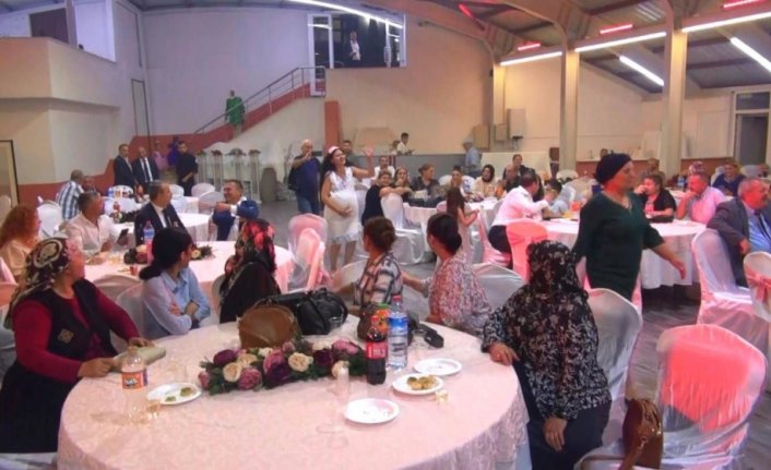 Zonguldak'ta gelin ve damada tiyatrocu arkadaşlarından 