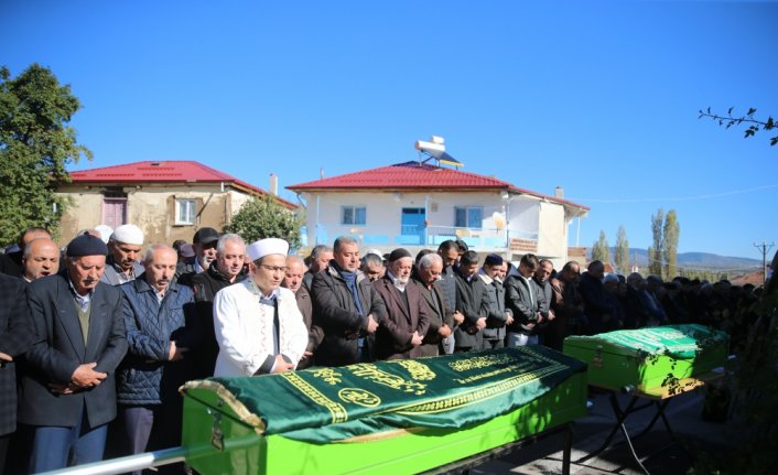 Ankara'da yol verme kavgasında öldürülen iki kardeşin cenazesi Tokat'ta defnedildi