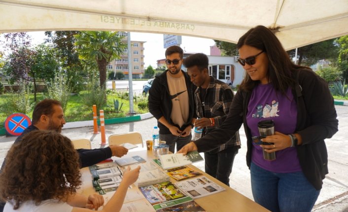 Çarşamba Belediyesi üniversite öğrencilerini “hoş geldiniz“ standıyla karşılıyor