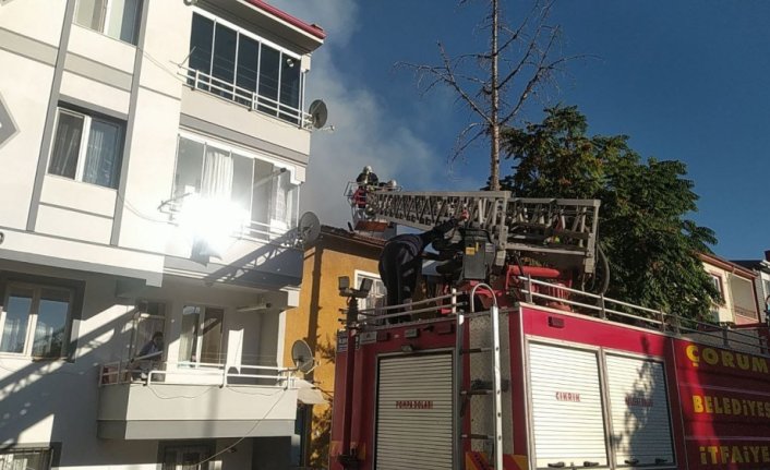 Çorum'da bir binanın çatısında çıkan yangın söndürüldü