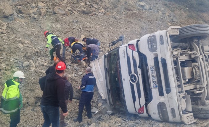 Düzce'de devrilen toz çimento yüklü tırın sürücüsü yaralandı