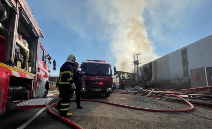 Düzce'de fabrikada çıkan yangına müdahale ediliyor