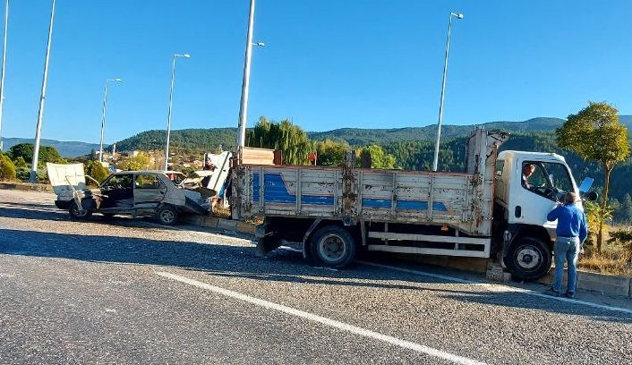 Karabük'te kamyonetle otomobilin çarpıştığı kazada 3 kişi yaralandı