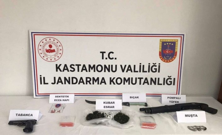 Kastamonu'da 4 kilo 65 gram esrarla yakalanan baba oğul gözaltına alındı