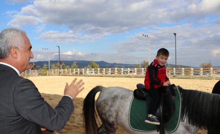 Kastamonu'da engelli çocuklar atlı terapi ile hayata bağlanıyor