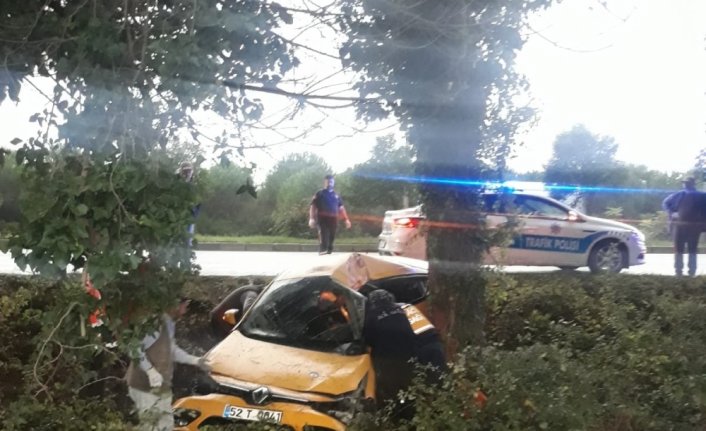 Samsun'da ağaca çarpan taksinin sürücüsü öldü, eşi yaralandı