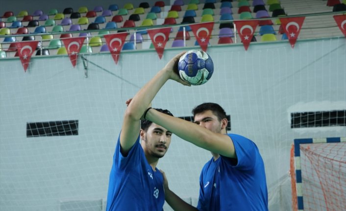 Şans eseri adım attığı hentbolda başarılarına başarı katıyor