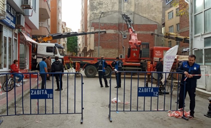 Sinop'ta yıkılma tehlikesi olan apartman ve bitişiğindeki binalar boşaltıldı